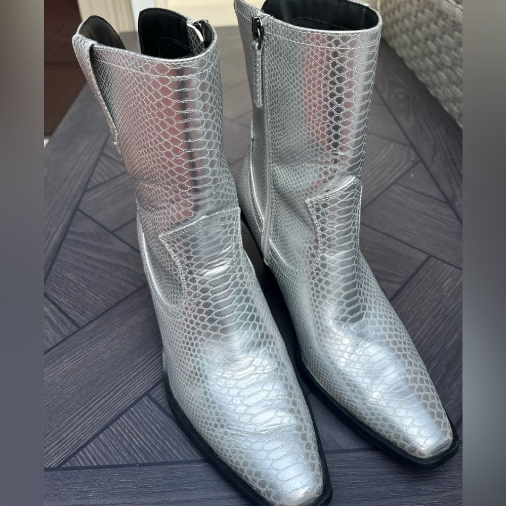 Scoops silver mid-calf Western boots, zipper, great condition, size 7